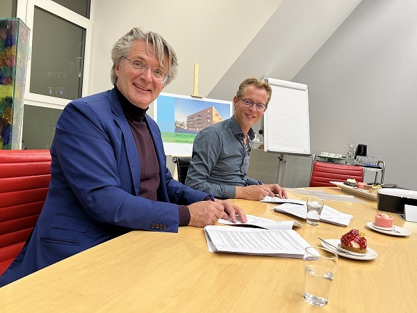 Wessel Breunesse en Harry Platte van Parteon ondertekenen de anterieure overeenkomst voor centrumplan Westerkoog.